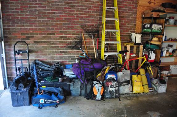 Bagagem da Fiona guardada na garagem da casa do Andrew e da Jenn em Tuscaloosa, no Alabama - EUA